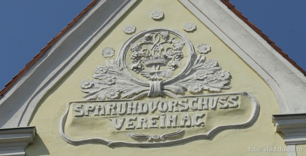 Pe această casă se poate observa emblema oraşului: ciorchinii de struguri şi mâna de dedesubt