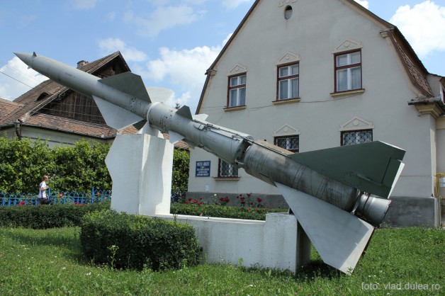Rachetă în trei trepte în curtea Muzeului Hermann Oberth