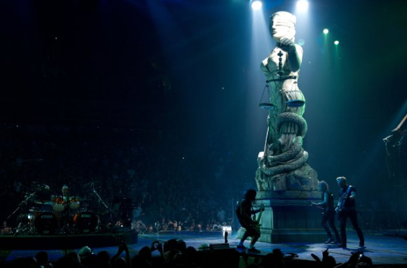 O statuie gigantică a zeiței dreptății (Lady Justice) este construită și apoi dărâmată în timpul piesei "...And Justice for All"