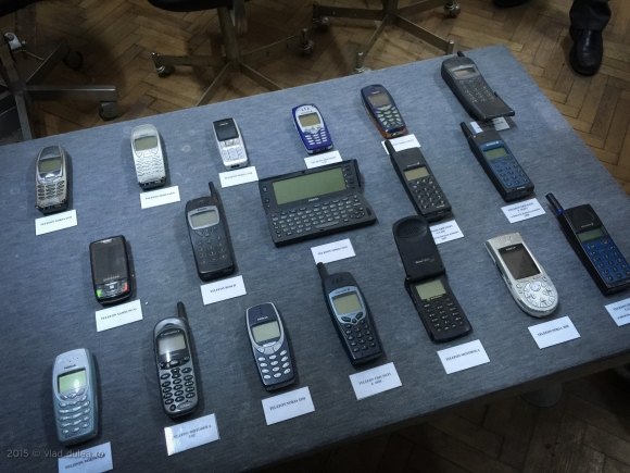 O colecție de telefoane mobile folosite ca telefoane de serviciu în Armata Română la sfârșitul anilor '90, începutul anilor 2000